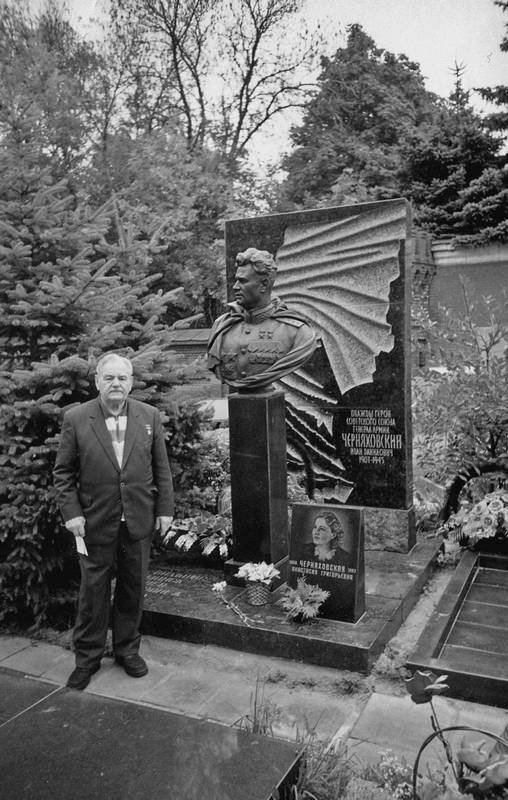 Генерал армии Черняховский - i_044.jpg