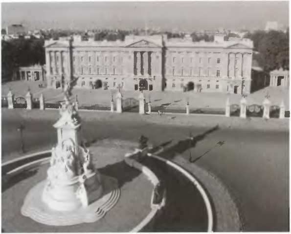 Повседневная жизнь Букингемского дворца при Елизавете II - i_007.jpg