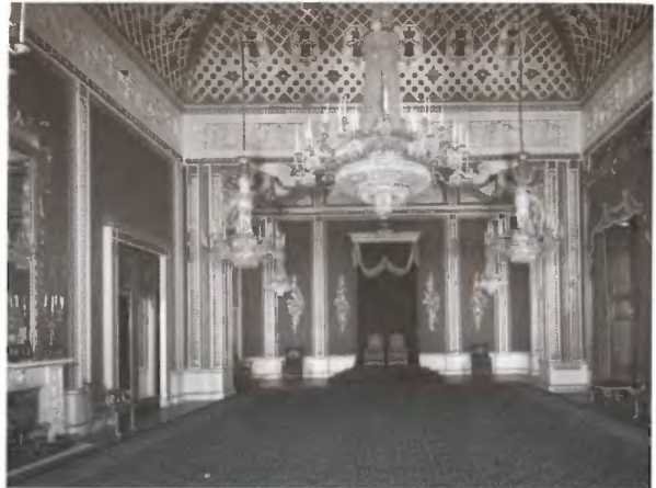 Повседневная жизнь Букингемского дворца при Елизавете II - i_010.jpg