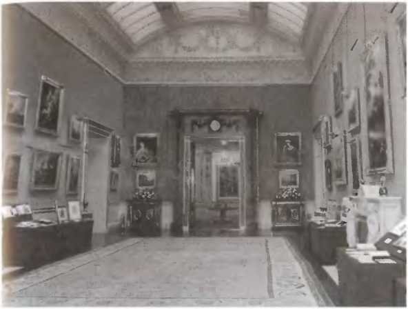 Повседневная жизнь Букингемского дворца при Елизавете II - i_012.jpg