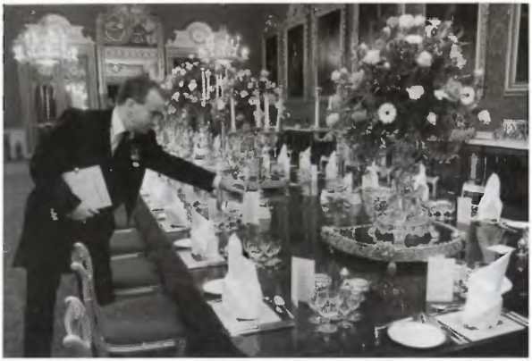 Повседневная жизнь Букингемского дворца при Елизавете II - i_014.jpg