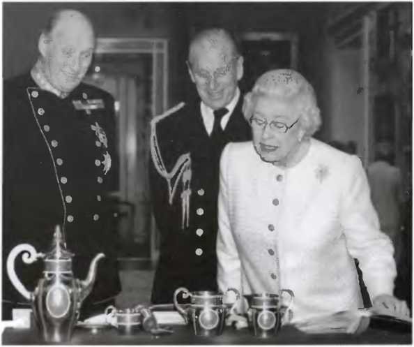 Повседневная жизнь Букингемского дворца при Елизавете II - i_015.jpg