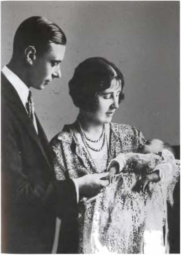 Повседневная жизнь Букингемского дворца при Елизавете II - i_016.jpg