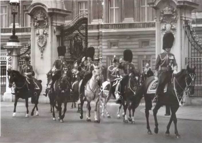 Повседневная жизнь Букингемского дворца при Елизавете II - i_017.jpg