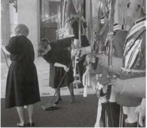 Повседневная жизнь Букингемского дворца при Елизавете II - i_019.jpg