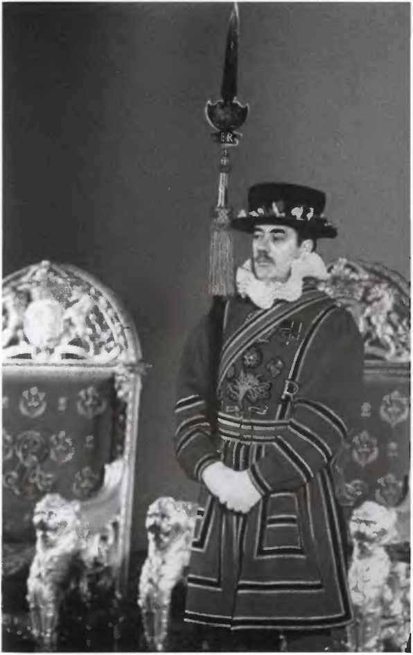 Повседневная жизнь Букингемского дворца при Елизавете II - i_020.jpg