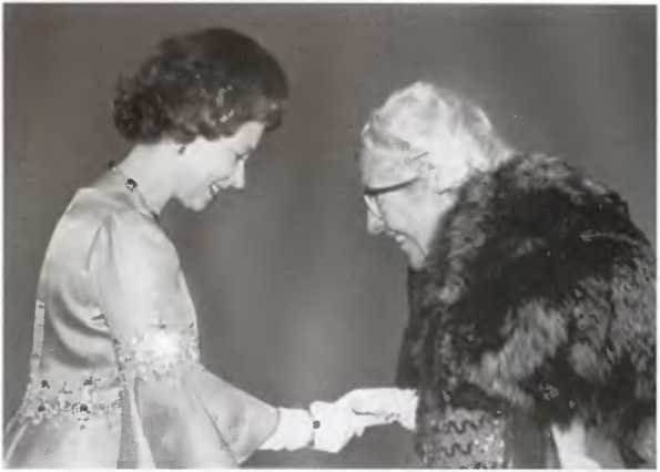 Повседневная жизнь Букингемского дворца при Елизавете II - i_026.jpg