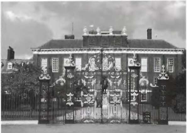 Повседневная жизнь Букингемского дворца при Елизавете II - i_033.jpg