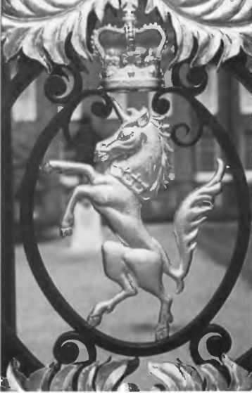 Повседневная жизнь Букингемского дворца при Елизавете II - i_034.jpg