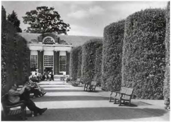 Повседневная жизнь Букингемского дворца при Елизавете II - i_035.jpg