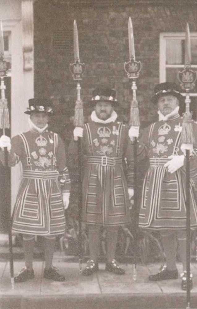 Повседневная жизнь Букингемского дворца при Елизавете II - i_054.jpg