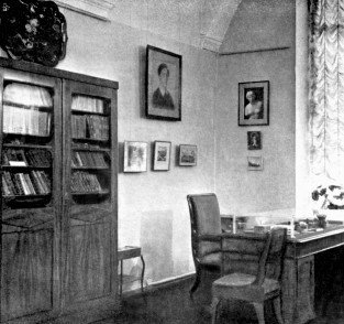 От царскосельских лип: Поэзия и проза - i_050.jpg