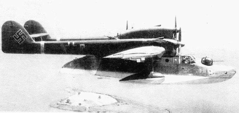 Торпедоносцы в бою. Их звали «смертниками». - i_070.jpg