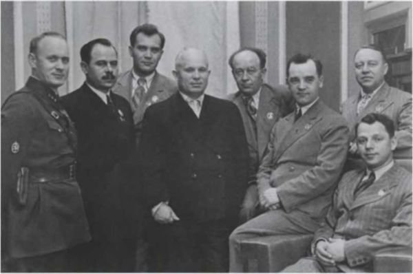 Записки из чемодана<br />Тайные дневники первого председателя КГБ, найденные через 25 лет после его смерти - i_020.jpg