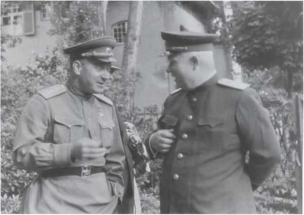 Записки из чемодана<br />Тайные дневники первого председателя КГБ, найденные через 25 лет после его смерти - i_056.jpg