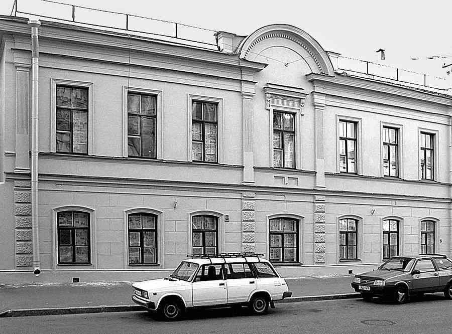 История петербургских особняков. Дома и люди - i_125.jpg