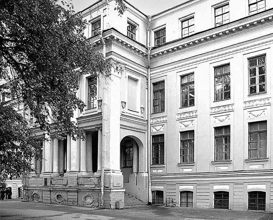 История петербургских особняков. Дома и люди - i_127.jpg