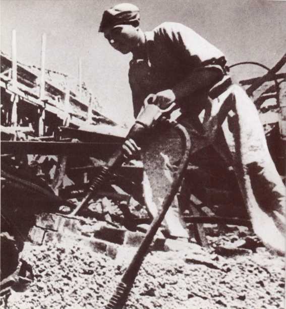 Тысяча четыреста восемнадцать дней<br />(Рассказы о битвах и героях Великой Отечественной войны) - i_094.jpg