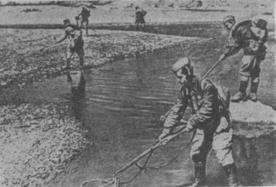 Танки идут на мины - i_011.jpg